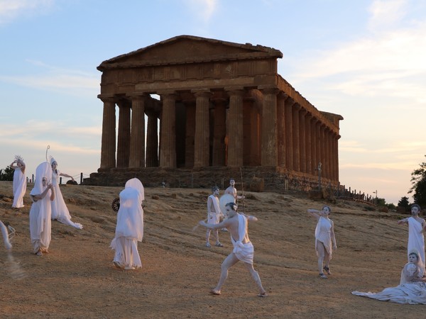 Lo spettacolo dell'alba: dei ed eroi alla Valle dei Templi