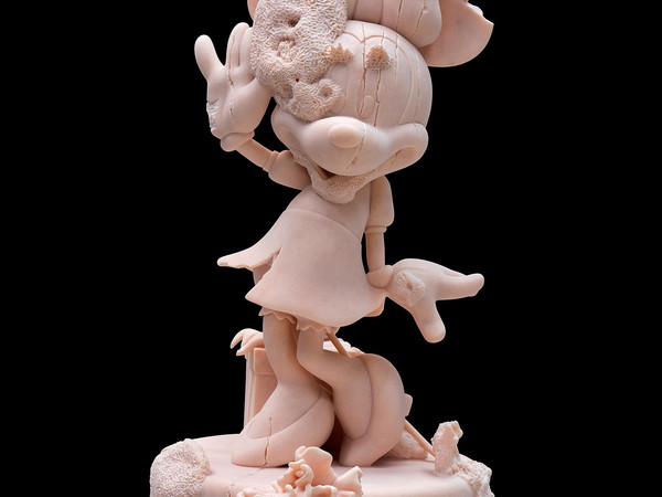 Damien Hirst, Minnie, 2020, marmo rosa, 100.5 × 58 × 58 cm, edizione di 3 + 2 AP © Damien Hirst e Science Ltd. Tutti i diritti riservati, DACS 2021 I Ph. Lucio Ghilardi/Prudence Cuming Associates