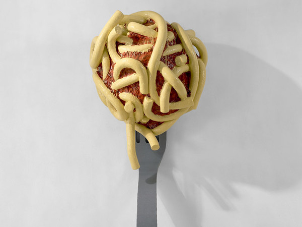 Claes Oldenburg and Coosje van Bruggen, Leaning Fork with Meatball and Spaghetti II, 1994 - Photo courtesy the Oldenburg van Bruggen Studio and Pace Gallery. In esposizione alla mostra 
