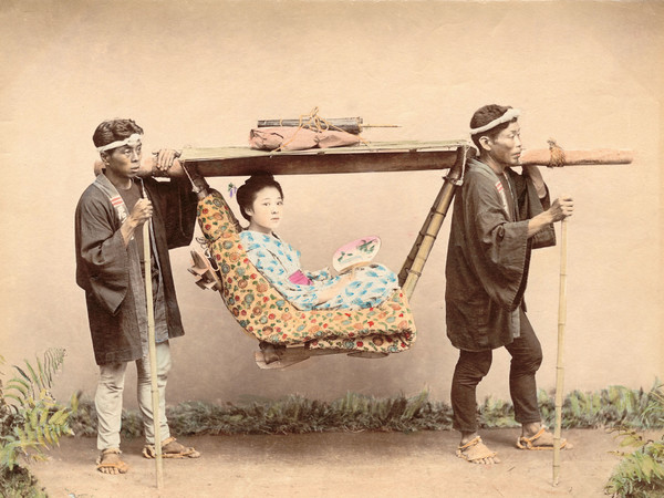 Kusakabe Kimbei, Portantina (kago), ante 1893, Giappone Segreto. Capolavori della fotografia dell'800 | Courtesy of Palazzo del Governatore, Parma 2016