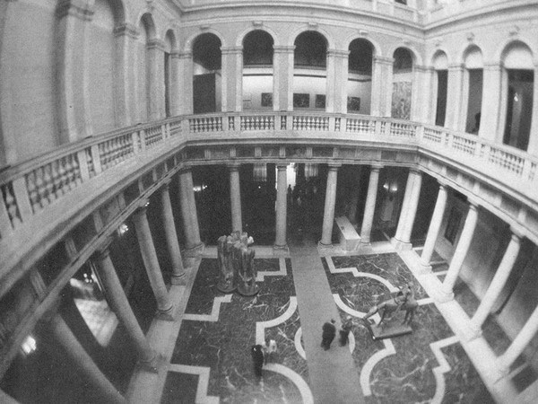 Il cortile interno di Palazzo Grassi con le opere di Etienne-Martin e Roël D’Haese in occasione di Campo Vitale, Palazzo Grassi, 1969