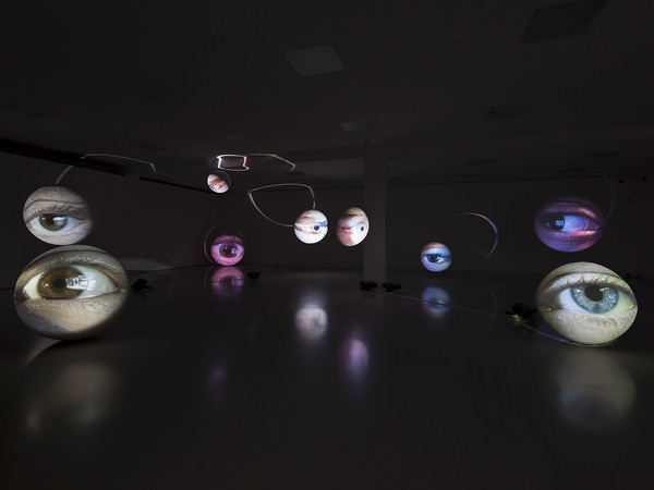 Tony Oursler, Obscura, 1996/2013, Installazione video, proiettori, sfere, resina, acrilico, Dimensioni variabili | Courtesy of SCHAUWERK S indelfingen Photo credits: Frank Kleinbach, Stuttgart