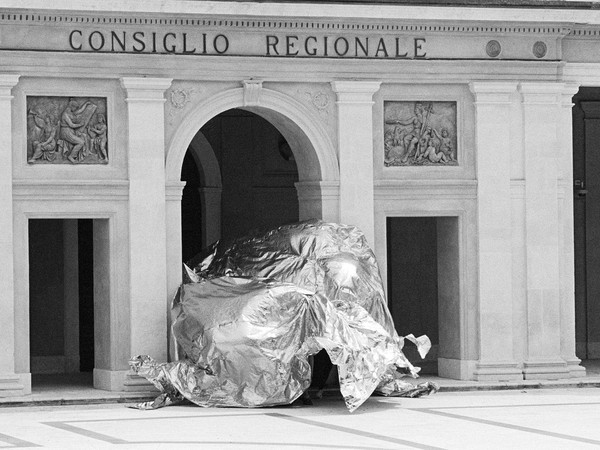 <em>2501. Animated Landscape</em> I Foto: Guido Borso | L'Aquila, 2021, Video di riferimento: 42°20’41.9”N 13°23’54.0”E. Piazza dell’Emiciclo durante <em>Performative.01 - CONTACT(less)</em>, MAXXII, L’Aquila, 2021