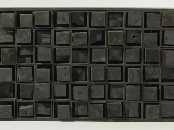 Louise Nevelson, Ancient Secrets II, 1964, Legno dipinto nero 90 x 140 x 20 cm, Courtesy Fondazione Marconi, Milano