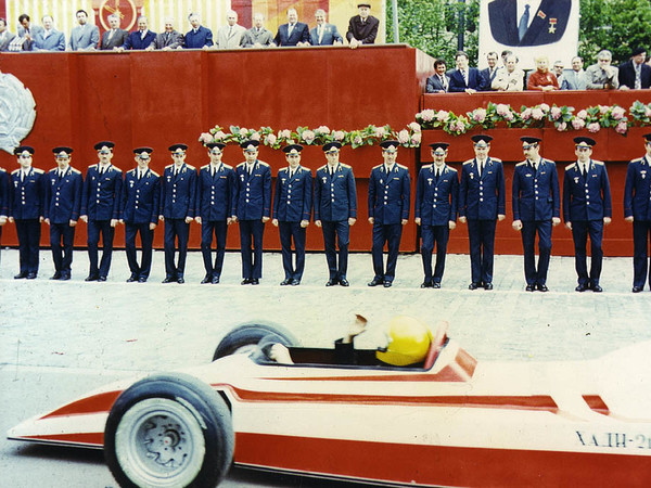 Boris Mikhailov, Senza titolo, dalla serie Red, 1968–75. © Boris Mikhailov. Courtesy Camera - Centro Italiano per la Fotografia