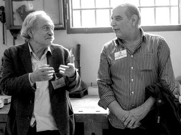 Jannis Kounellis e Carlo Crivelli nel laboratorio di liuteria della Casa di reclusione Milano-Opera