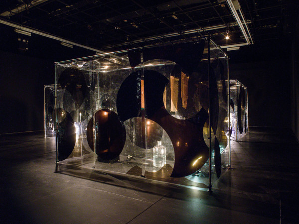 Anicka Yi, Fontenelle, 2015. Vinile, tubi di acciaio, casco da moto, diffusore di profumo, vetro, contenitore, acqua, pelle di kombucha scoby, corda di nylon, luce da lavoro, 198.12×309.88×127 cm. Veduta dell’installazione, The Kitchen, New York