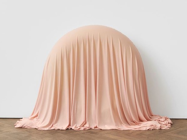 Alexandre da Cunha, Marble, 2020, rubber ring, fabric, 84 x 84 x 25 cm.