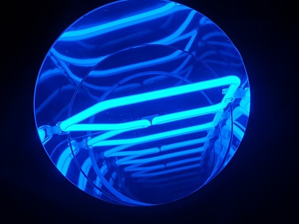 Paolo Scirpa, Vibrazione di luce, La XXI ora, 2019. Installazione alluminio neon e specchi, cm. 22x26