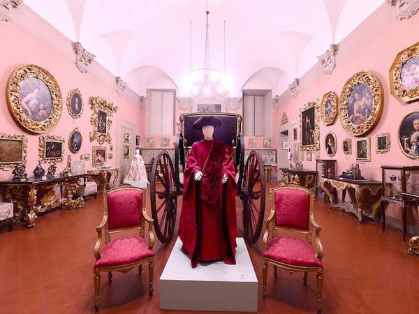 Veduta di allestimento della mostra 'Le plaisir de vivre. Arte e moda del Settecento veneziano dalla Fondazione Musei Civici di Venezia', Bologna, Museo Civico d’Arte Industriale e Galleria Davia Bargellini I Ph. Roberto Serra