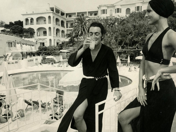 <span>Walter Albini, Collezione Cina per Cole of California - Mare Moda Capri, Primavera/Estate 1969. Stampa fotografica in bianco e nero su carta bromuro d’argento, mm. 298×239</span>