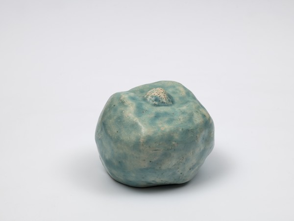 Simone Fattal, <em>Apple</em>, 2000, glazed stoneware, 10x12x11.5 cm. Courtesy Studio Simone Fattal I Ph. François Doury