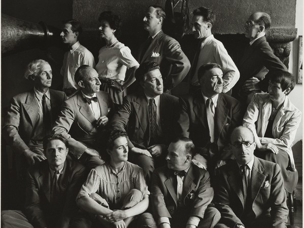 Hermann Landshoff (1905 - 1986), Peggy Guggenheim e un gruppo di artisti in esilio, New York, 1942, Stampa digitale su carta politenata | Münchner Stadtmuseum, Sammlung Fotografie, Archiv Landshoff, Munich