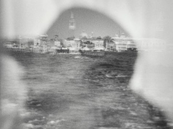 Erich Hartmann, <em>Živa Kraus in a Water Taxi</em>, 1997, Fotografia | Courtesy Živa Kraus <br />