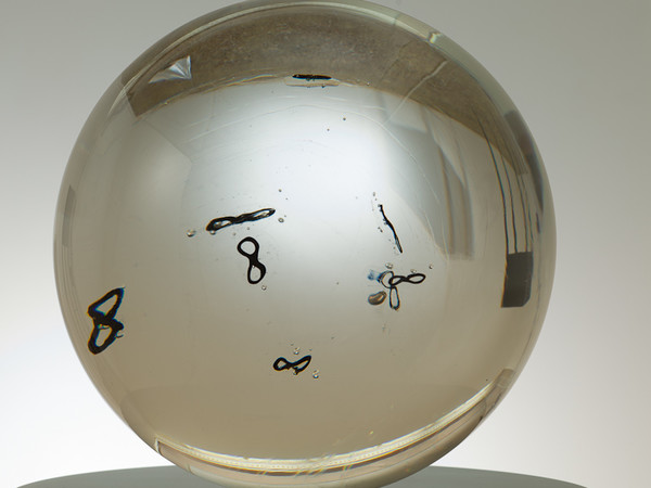 Giovanni Rizzoli, <em>Infiniti</em> Infiniti (dettaglio), 2011. Marmo nero del Belgio e sfera in vetro di Murano, 165 x 30 x 30 cm. Esemplare unico. Photo: Francesco Allegretto.<br />