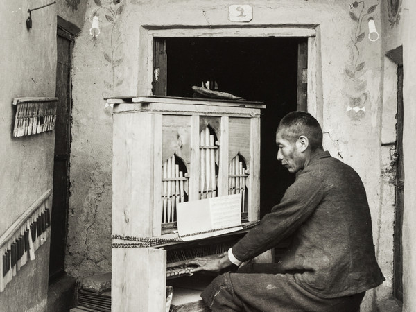 Martin Chambi, Organista nella cappella di Tinta, Cusco, ca.1930, 253x203  mm