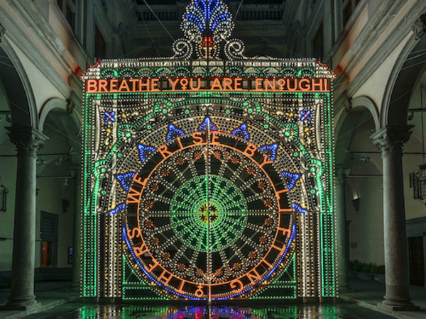 Marinella Senatore, <em>We Rise by Lifting Others</em>. Installazione per il Cortile di Palazzo Strozzi I Ph. OKNO studio