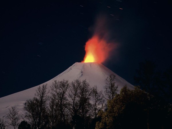 Vulcano Villarica, Cile, 2860 m.s.l.m. Leggera attività di tipo "stromboliano"