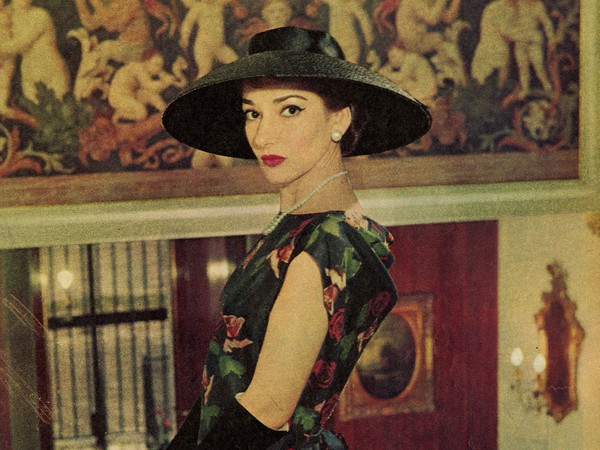 Maria Callas nella sua casa milanese per il servizio I Vestiti della Callas, da 