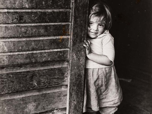 Marion Post Wollcott (New Jersey, USA, 1910 - Santa Barbara, USA, 1990) Figlio di minatori, West Virginia, 1939, Stampa ai sali d’argento, 15.6 x 21.6 cm | © Marion Post Wolcott