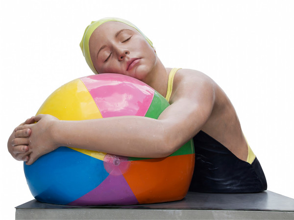 Carole A. Feuerman, Monumental brooke whith beach ball