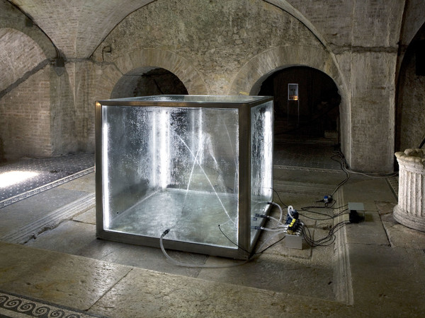 Donato Piccolo, Hope Impluviumâ 2009. Glass, aluminium, water, gas nebula, electric motor, hydraulic pumps, neon, sound woofer, amplificator, dim. 110x110x108 cm.