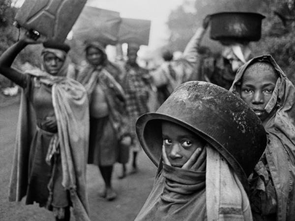 Sebastião Salgado, Water supplies are often far away from the refugee camps. Goma, Zaire. 1994. © Sebastião Salgado / Amazonas Images / Contrasto