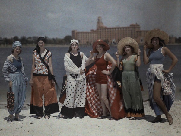 Clifton R. Adams, Stati Uniti 1929, Donne in tenuta da spiaggia in posa sulla sabbia bianca della Florida, 