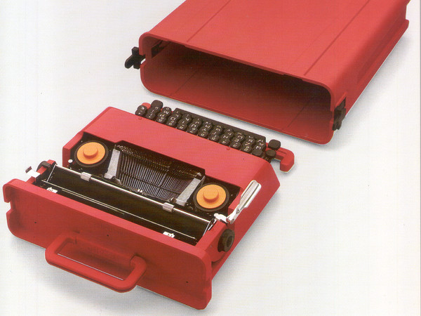 <em>Valentine con valigetta</em>, Macchina per scrivere manuale portatile, 1969, Ettore Sottsass jr, Perry A King