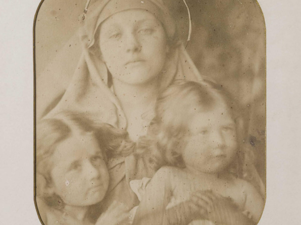 Julia Margaret Cameron, Madonna con due bambini (Elizabeth Keown, Mary Hillier, Alice Keown),1864