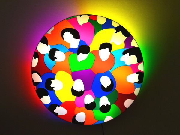 Marco Lodola, Il volto degli altri, 2014. Scultura luminosa, Neon e perspex, 86x86x12