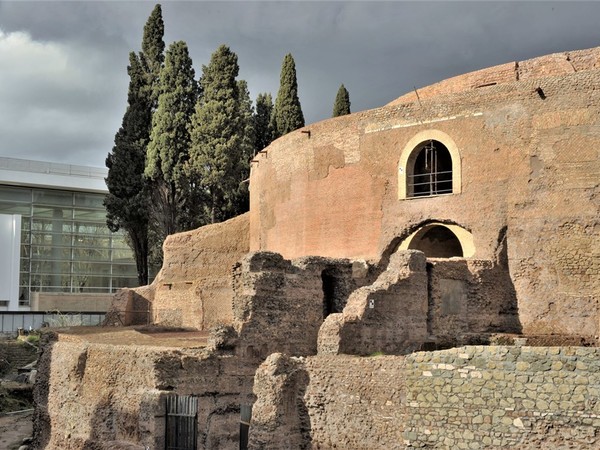 Veduta della facciata del Mausoleo di Augusto al termine dei lavori di restauro, Roma Veduta della facciata del Mausoleo di Augusto al termine dei lavori di restauro, Roma