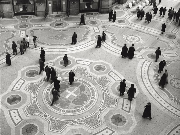 Mario De Biasi, <em>Galleria Vittorio Emanuele II, Milano, anni Cinquanta</em> I © Mario De Biasi per Mondadori Portfolio