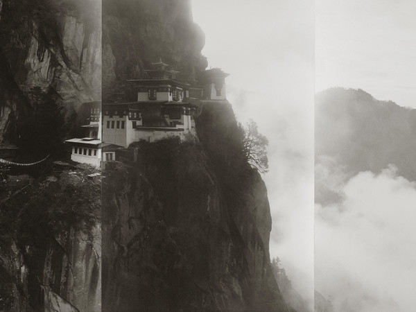 Kenro Izu, Taksan #131, Bhutan, 2003, dalla serie “Bhutan Sacred Within”, stampa al platino, 51x107 cm