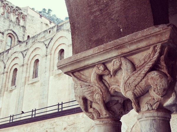 Chiostro della Cattedrale di Cefalù, Capitello dei Grifoni e i Coccodrilli | Foto: © ARTE.it