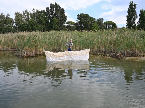 Roberto Ghezzi, installazione Naturografia © lago Trasimeno, 2022 I Ph. Mara Predicatori