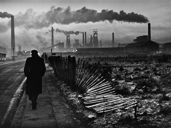 Don McCullin, Le acciaierie di West Hartlepool alle prime luci dell’alba, Contea di Durham, Inghilterra, 1963 | Stampa ai sali d’argento, cm. 59,4 x 74,3. Courtesy Hamiltons Gallery