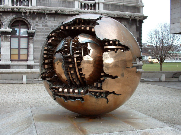 © Arnaldo Pomodoro