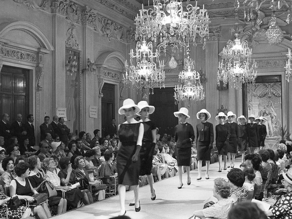 Luglio 1962, Sfilata di cappellini in Sala Bianca, Palazzo Pitti | © Archivio Foto Locchi