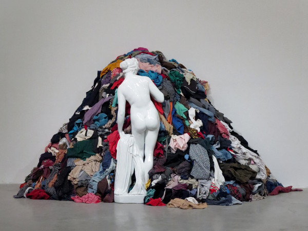 Michelangelo Pistoletto, Venere degli stracci, 1967. Cemento, smalti e stracci, cm. 140x240x80