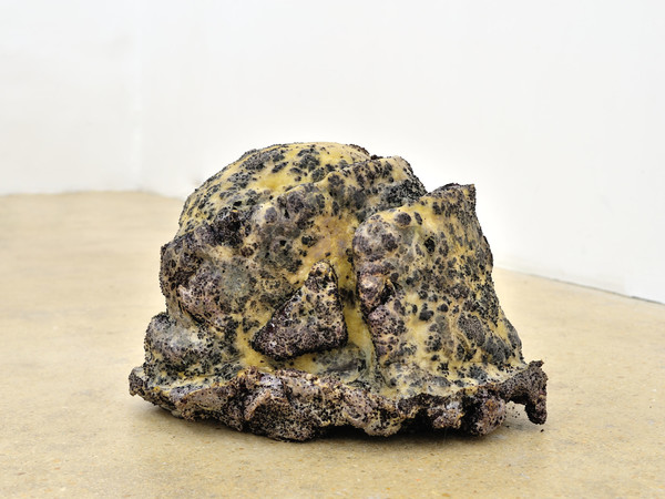 Bruno Botella, <em>Mangonneau ivre</em>, 2014, Copolimero di acrilammide, lattice, vino rosso,  41 × 28 x 28 cm<br />