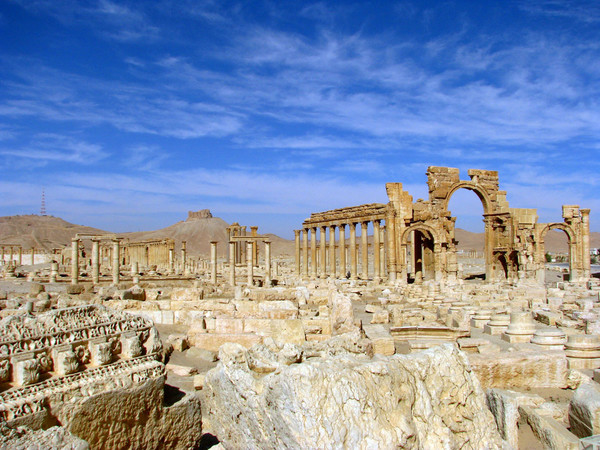 <span>Palmira, 15 novembre 2007: l’arco severiano e la Grande via Colonnata. Sullo sfondo il castello arabo</span>