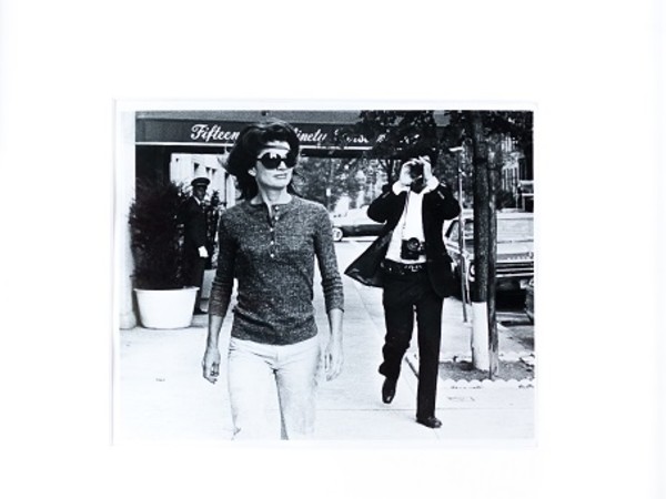 <em>Jackie Kennedy Onassis & Ron Galella</em>, Photo by Joy Smith, 7 Ottobre 1971, Dimensioni: 25.2  x 20.3 cm | Tecnica: Vintage Gelatin Silver Print |  Firma: Ron Galella al verso, titolo e data con velina giornalistica