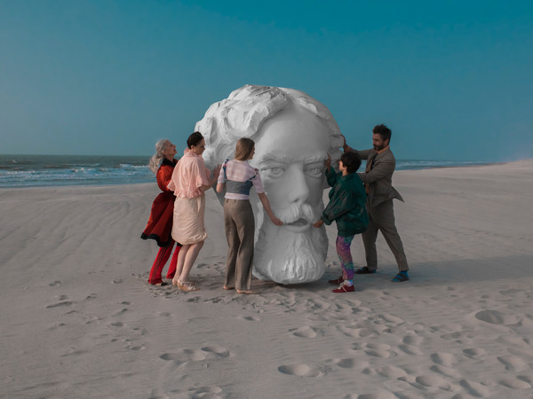 Sulla spiaggia di Ostenda con James Ensor, Campagna pubblicitaria per l'apertura della casa natale di James Ensor a Ostenda | Courtesy of Visit Oostende talkie.be | © Toerisme Oostende