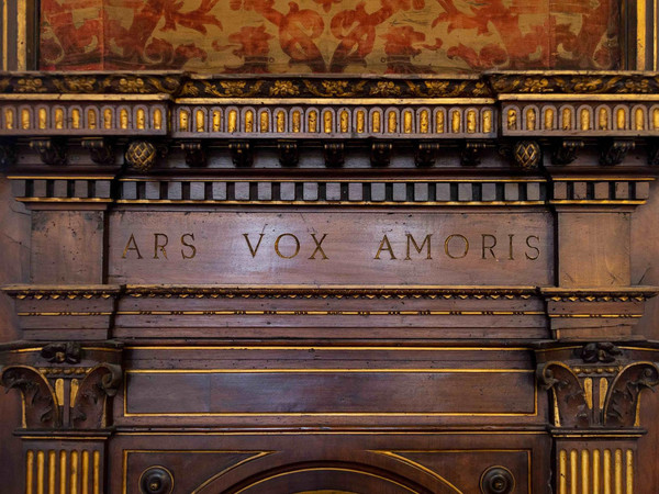 Ars Vox Amoris, inciso nelle pareti lignee del Salone d'Onore, Museo Bagatti Valsecchi, Milano
