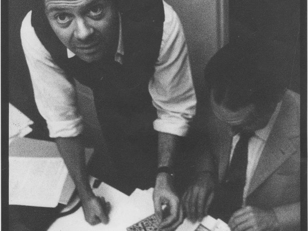 Franco Maria Ricci e Italo Calvino alle prese con le riproduzioni dei Tarocchi, probabilmente datata 1969