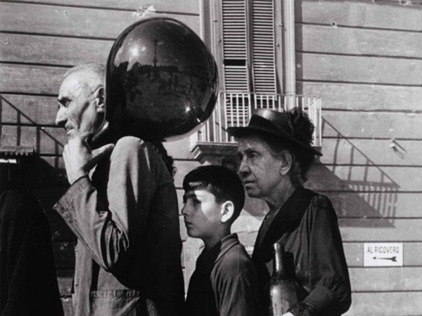 Robert Capa,  In coda per l'acqua in una via di Napoli, ottobre 1943 | Photograph by Robert Capa © International Center of Photography / Magnum - Collection of the Hungarian National Museum