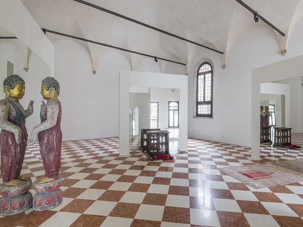 Michelangelo Pistoletto, One and One makes Three, 2017, <span><span>specchio, tappeto, scultura di Buddha, inginocchiatoio. Abbazia di San Giorgio Maggiore and Officina dell’Arte Spirituale, Isola di San Giorgio Maggiore, Venezia<br /></span></span>
<div><span><strong><br /></strong></span></div>
<span><span><strong><br /></strong></span><br /></span><br />