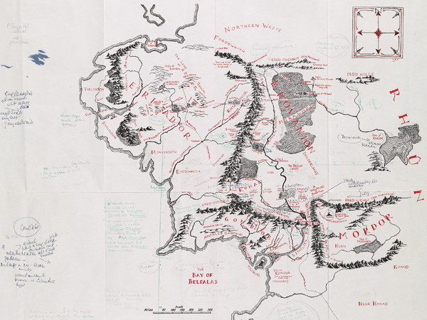 Mappa della Terra di Mezzo con note autografe di Tolkien | © Williams College Oxford Programme & The Tolkien Estate Ltd, 2018 | Questa mappa generale della Terra di Mezzo è stata inclusa nei primi due volumi de Il Signore degli Anelli, una guida essenziale per i lettori che navigano attraverso l'allora sconosciuto mondo della Terra di Mezzo di Tolkien.