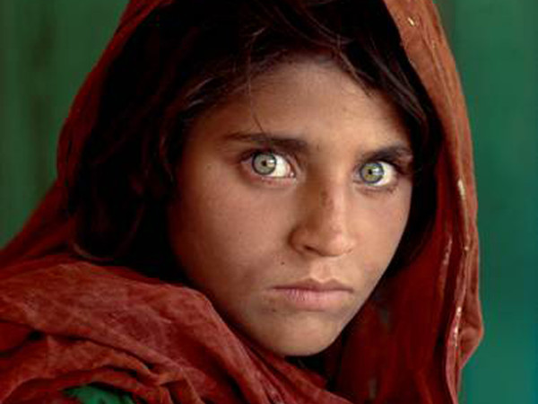 Steve McCurry, Sharbat Gula, ragazza afgana al campo profughi di Nasir Bagh vicino a Peshawar, Pakistan, 1984